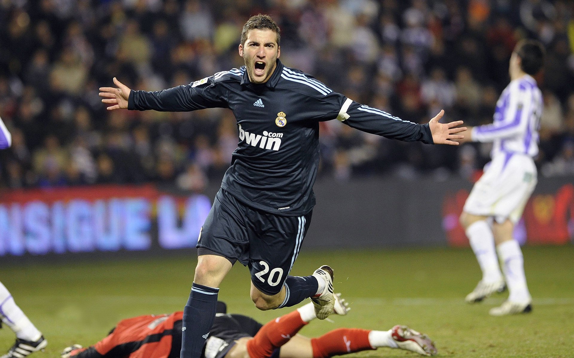 开云app入口-德甲节奏飞快：攻防瞬间桌面精彩！，德甲强度